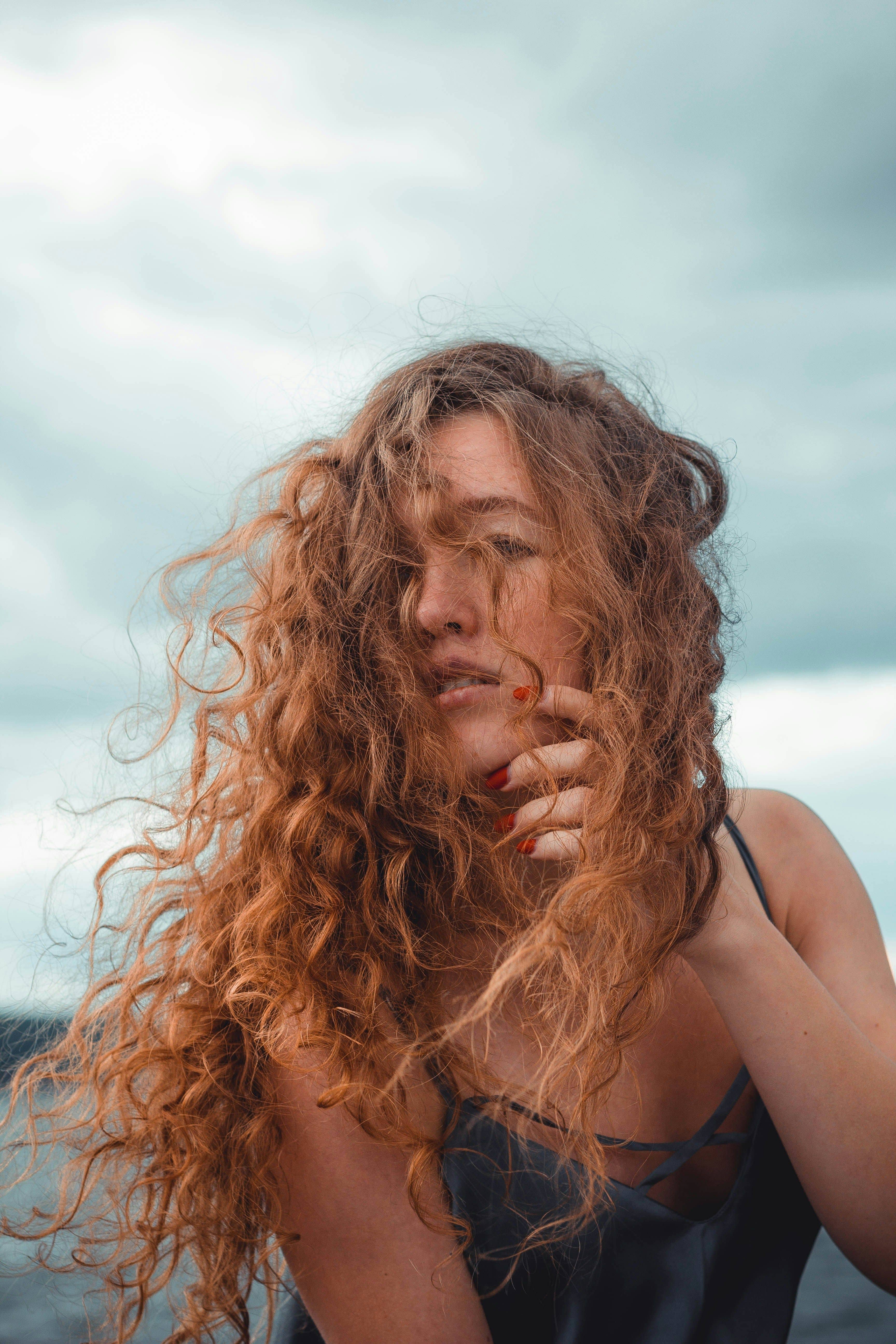 Stopper la casse & booster la pousse : Le guide pour enfin gagner des centimètres sur tes cheveux bouclés ! 📏✨